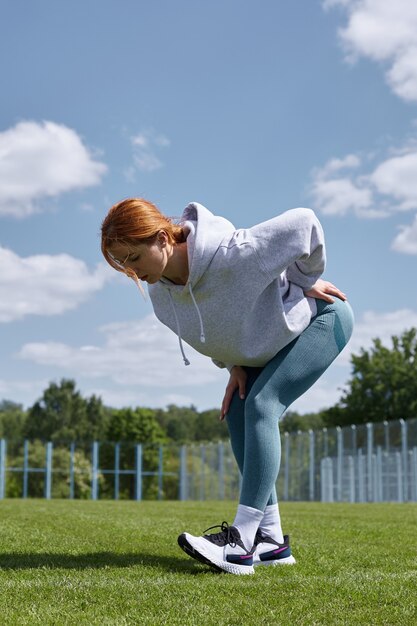 la ragazza nel parco fa sport