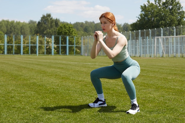 la ragazza nel parco fa sport