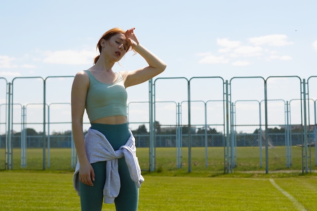 la ragazza nel parco fa sport