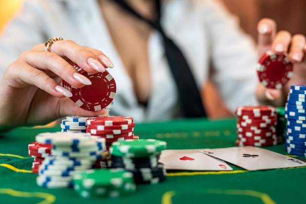 La ragazza nel poker ha vinto tutto e prende tutte le fiches con le proprie mani Giocare al casinò o al poker concentrarsi sulle fiches Aumentare le tariffe o attività di gioco d'azzardo isolate