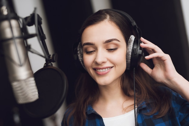 La ragazza nello studio di registrazione canta una canzone