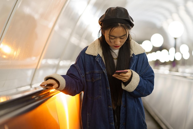 La ragazza non può vivere senza smartphone dipendente dai social media femmina coreana tenere il telefono sulla scala mobile