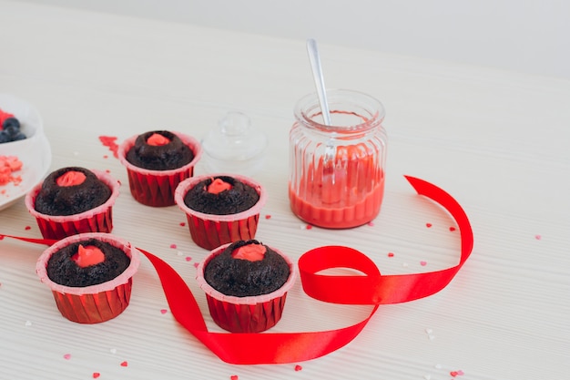 La ragazza prepara cupcakes