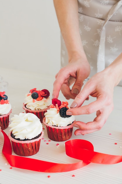 La ragazza prepara cupcakes