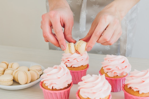 La ragazza prepara cupcakes