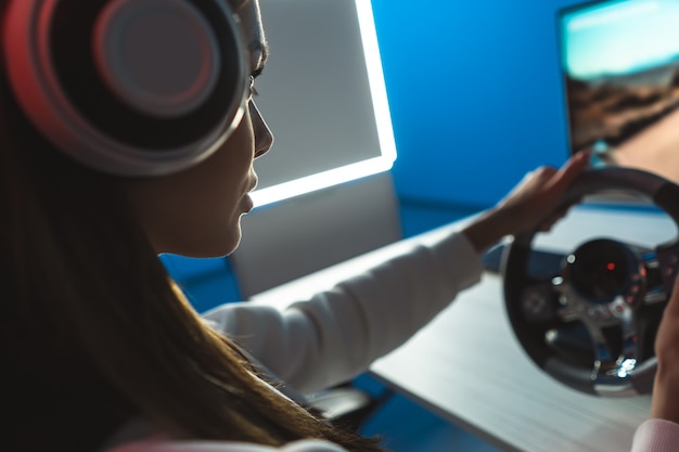 La ragazza professionista si allena di notte al computer