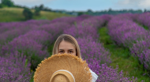 la ragazza riposa in un campo di lavanda Messa a fuoco selettiva sulla natura