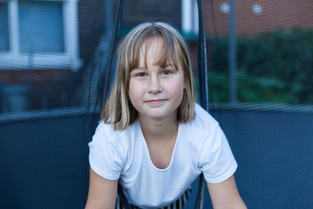 La ragazza salta e gioca sul trampolino