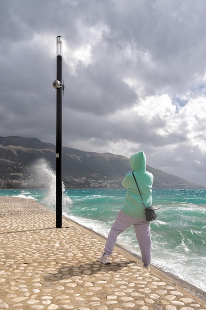 La ragazza scatta foto di un bellissimo oceano in tempesta