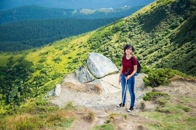 La ragazza scende da una grande catena montuosa verde