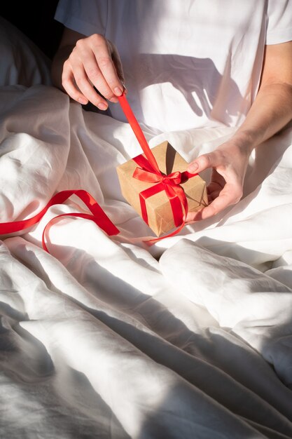 La ragazza scompatta un regalo di Natale a letto