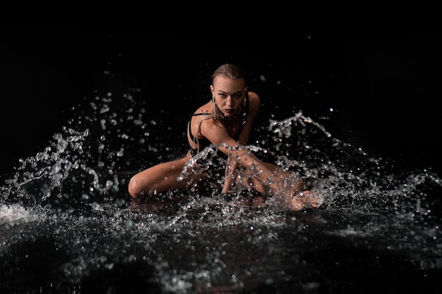 la ragazza sexy spruzza nell'acqua