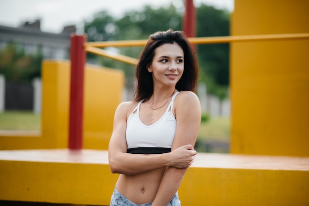 La ragazza sexy va per gli sport all'aria aperta. Fitness. Uno stile di vita sano