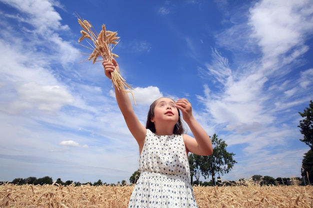 La ragazza si diverte nel campo di grano