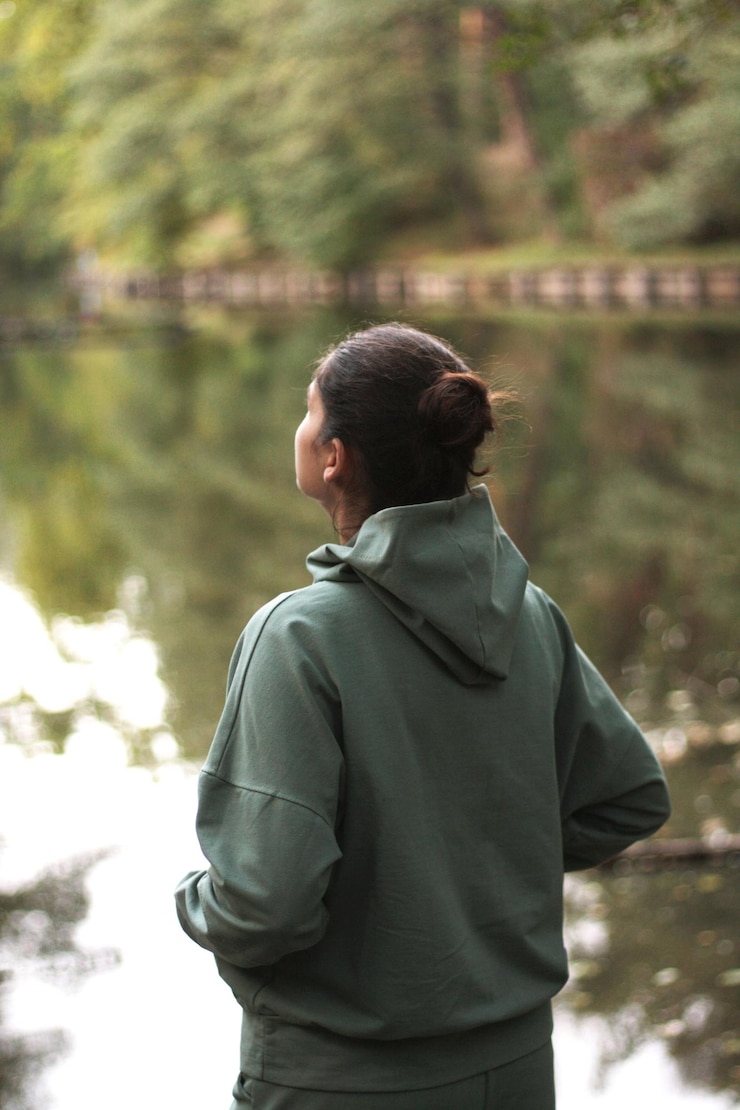Foto la ragazza si diverte nella natura vicino al fiume.
