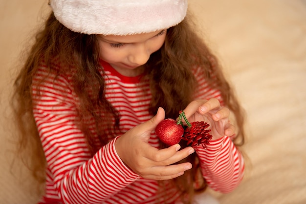 La ragazza si prepara a festeggiare le decorazioni di Natale e Capodanno