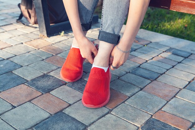 La ragazza si raddrizza le scarpe