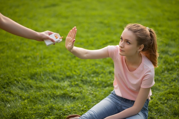 La ragazza si rifiuta di fumare. concetto non fumatori