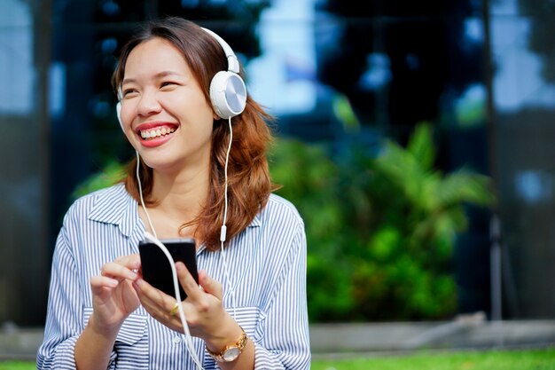 la ragazza si rilassa ascoltando musica pop