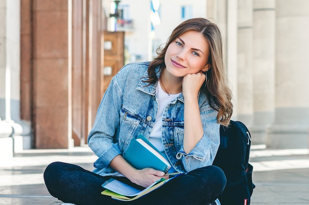 La ragazza si siede nel campus