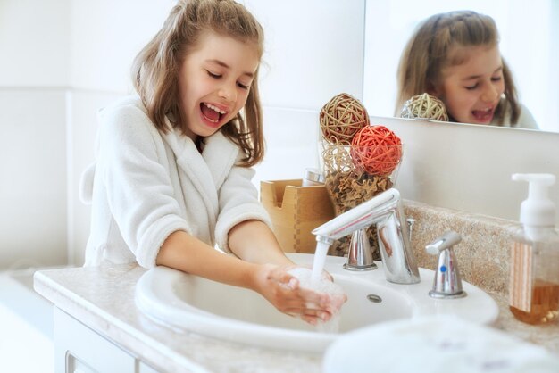 La ragazza si sta lavando le mani.