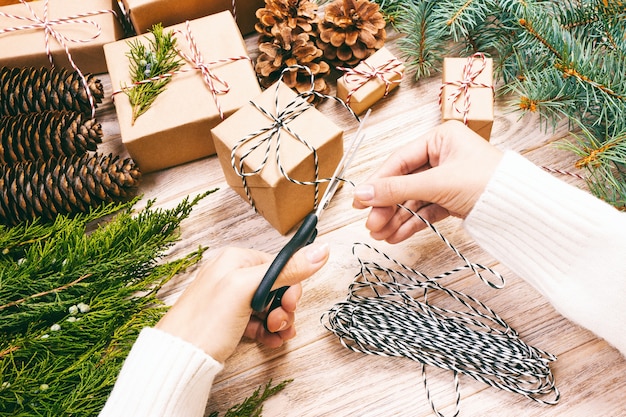 la ragazza si sta preparando per il natale