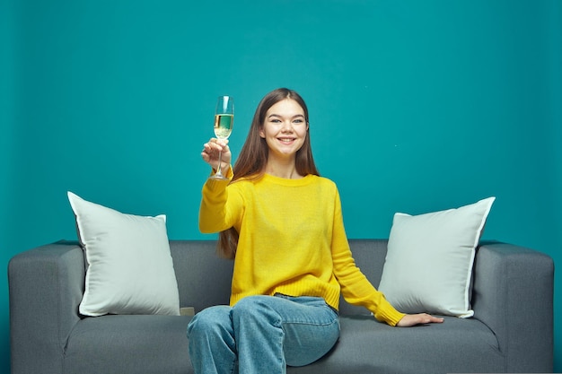 La ragazza socievole e amichevole sorridente ha sollevato il bicchiere di champagne godendosi la festa per celebrare la festa della donna