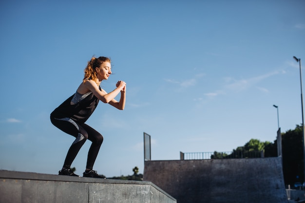 La ragazza sportiva si esercita di mattina