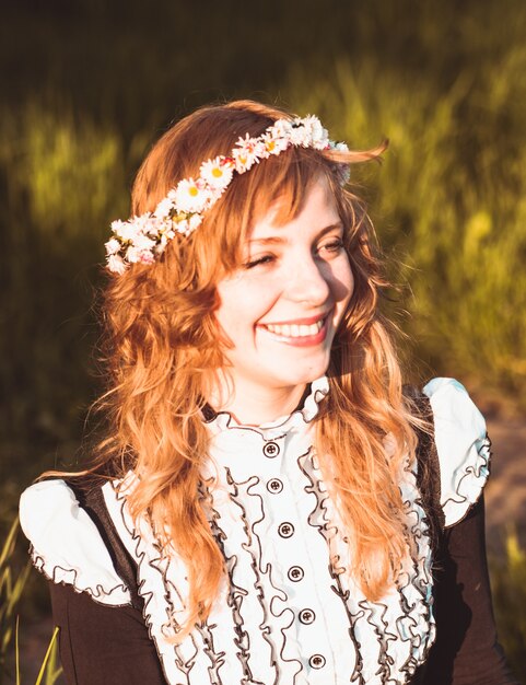 La ragazza sta camminando nel parco. Donna carina con fiori