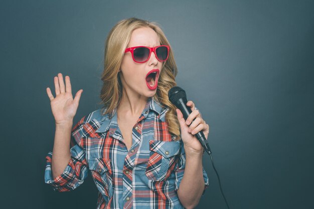 La ragazza sta cantando nel microfono