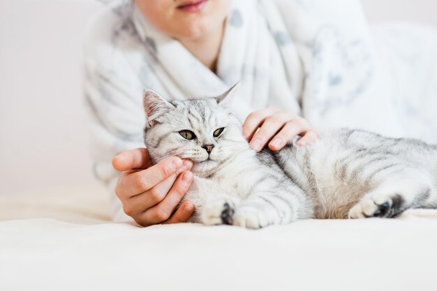 La ragazza sta giocando con un gatto