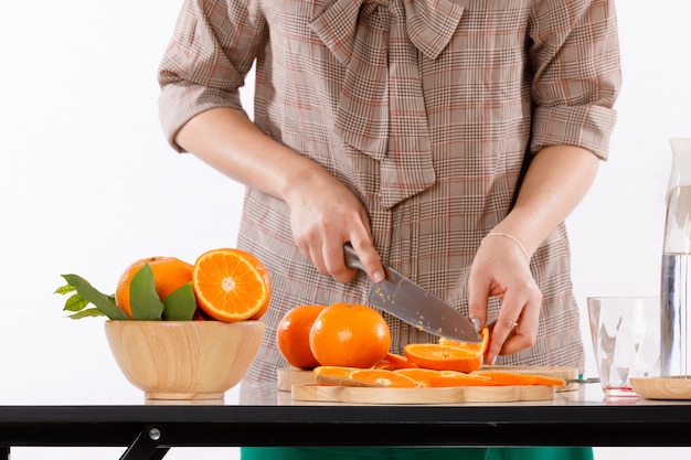 la ragazza sta imparando a fare della frutta