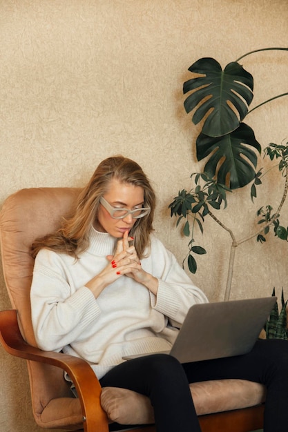 la ragazza sta lavorando su un laptop