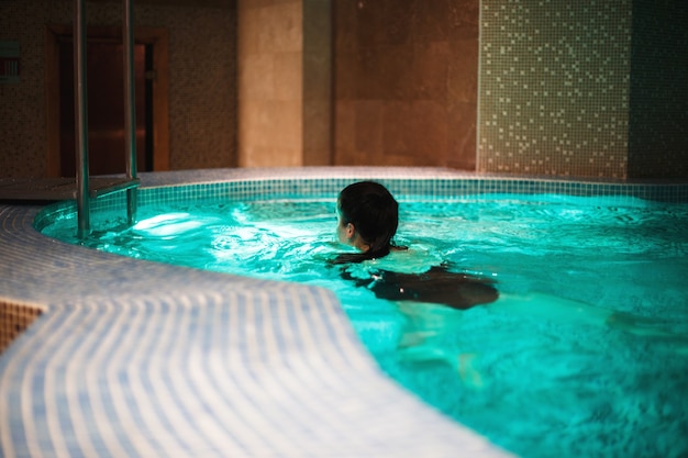 la ragazza sta nuotando in piscina