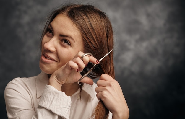 La ragazza sta per tagliarsi i capelli