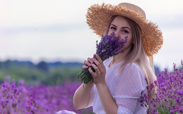 La ragazza sta riposando nel campo di lavanda