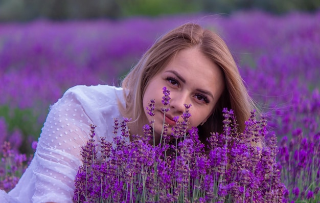 La ragazza sta riposando nel campo di lavanda