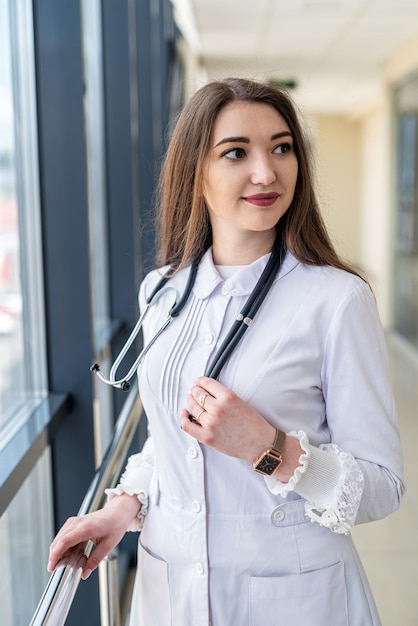 La ragazza stagista si trova in clinica con stetoscopio e note Concetto di medicina