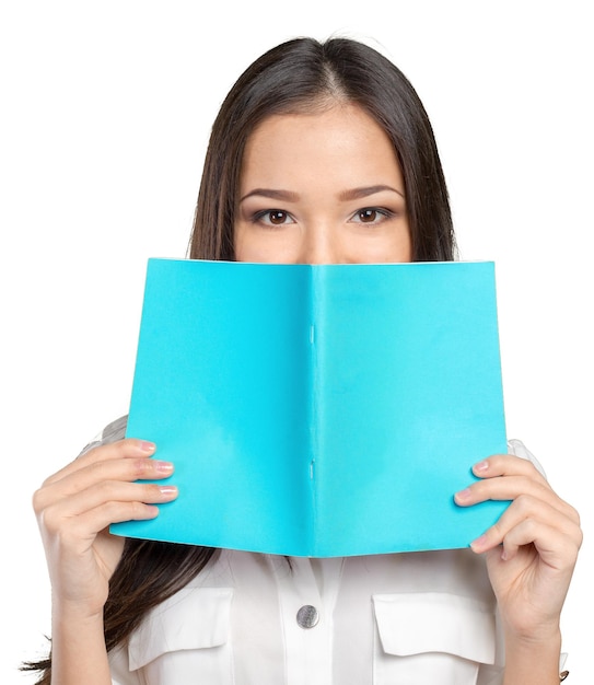 La ragazza studentessa si nasconde dietro il libro