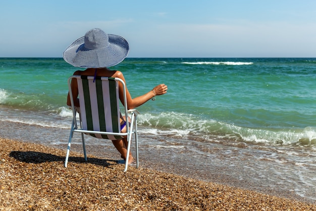 La ragazza su un lettino vicino al mare sembra godersi il paesaggio