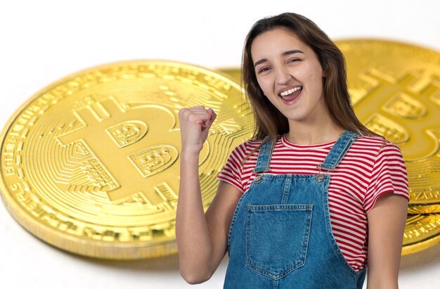 La ragazza sullo sfondo di Bitcoin Pensando alla domanda l'espressione pensierosa sembra incredula