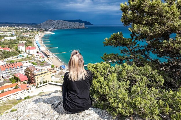 La ragazza sullo sfondo è una vista dalla fortezza genovese alla baia di Sudak