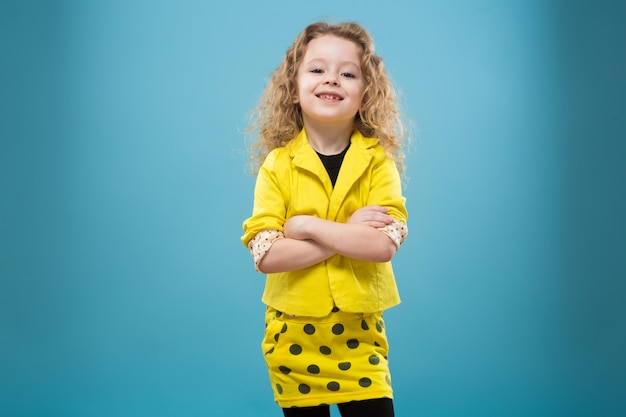 La ragazza sveglia si è vestita interamente in giallo