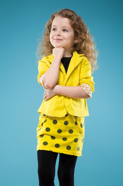 La ragazza sveglia si è vestita tutta nel giallo