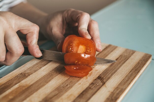 la ragazza taglia il cibo