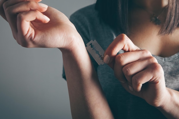 La ragazza taglia le vene con un rasoio