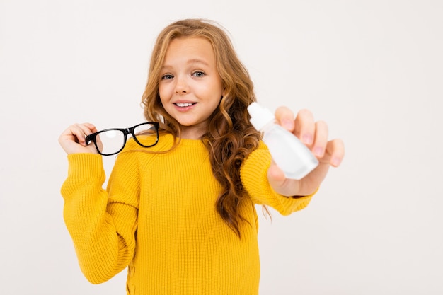 La ragazza tiene colliri e occhiali