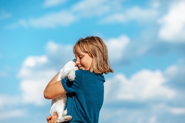 La ragazza tiene il Jack Russell terrier tra le braccia soft focus