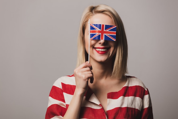 La ragazza tiene la bandiera britannica