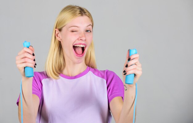 La ragazza tiene la corda per saltare Donna che si esercita con la corda per saltare Vantaggi dell'esercizio di salto Preparati corpo estivo Dimagrisci In forma e sano Concetto di perdita di peso Corda per saltare grande bruciatore di calorie